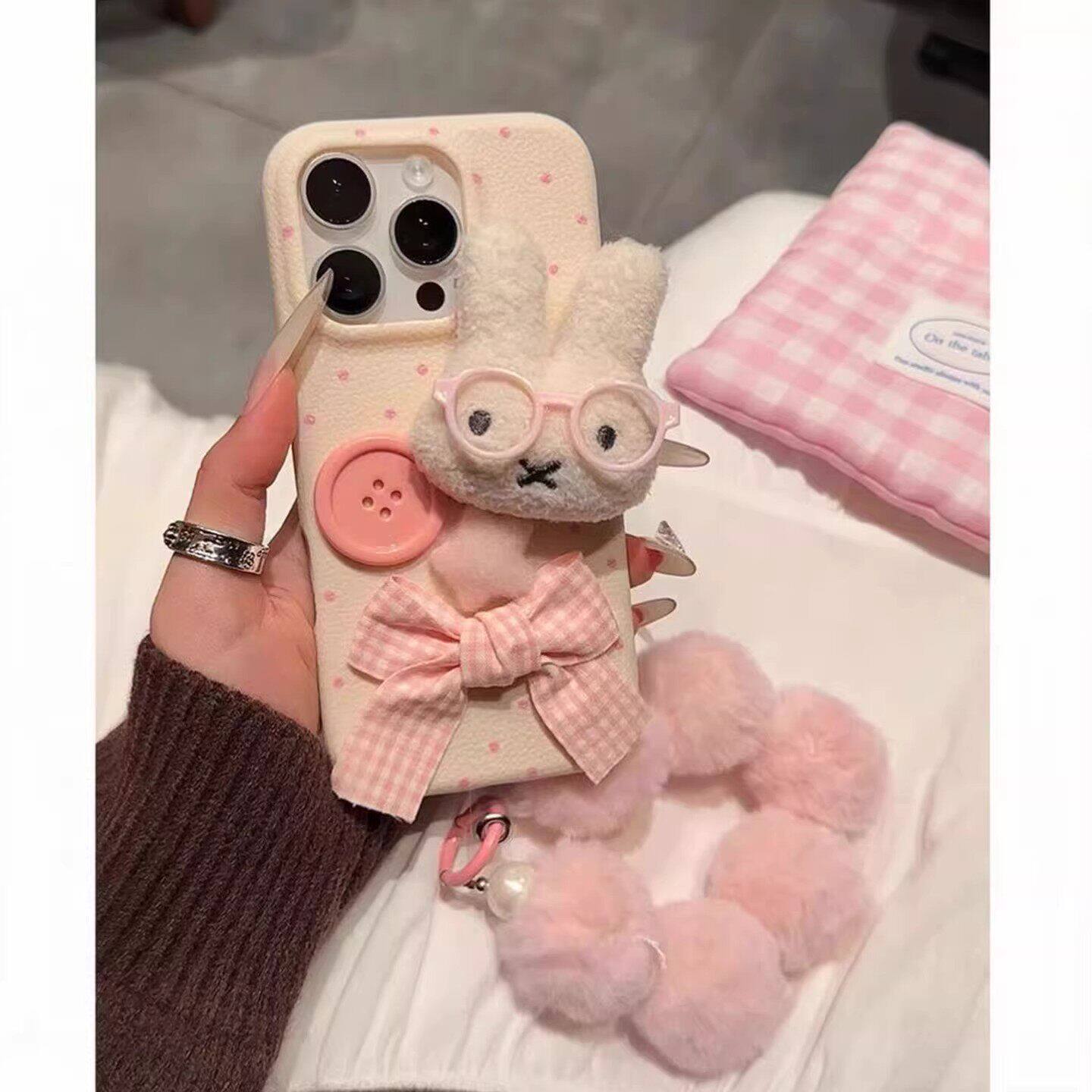 毛绒兔子适用iphone17pro
