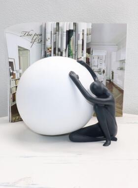 创意人物艺术抱球人摆件酒店雕塑人C像装饰品展台玄关柜软装摆设