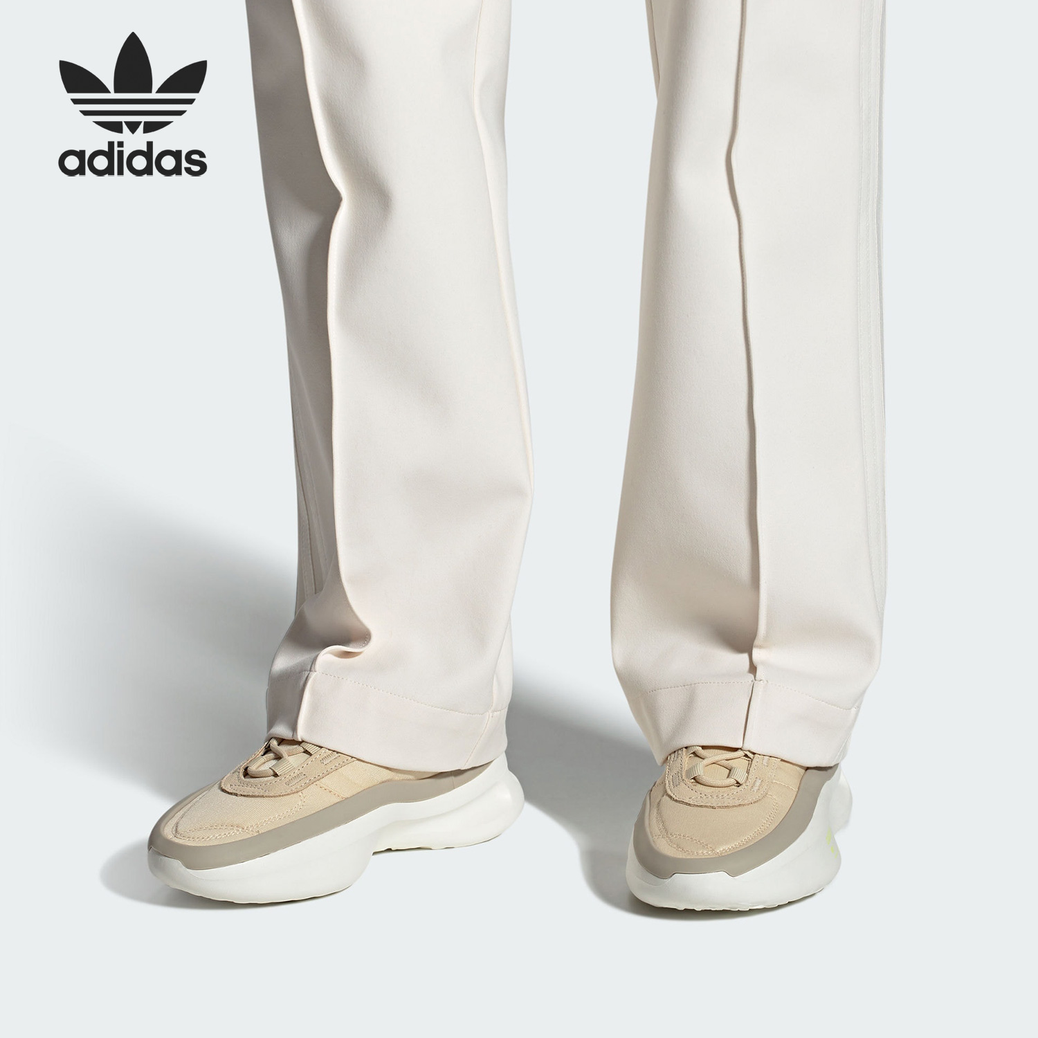 阿迪达斯三叶草女子透气跑步鞋