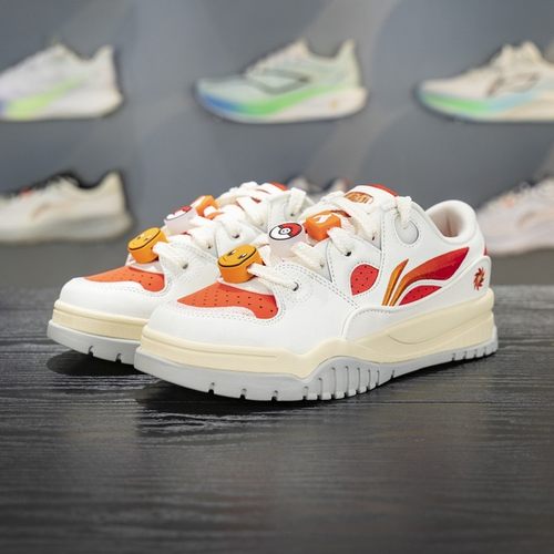 李宁正品宝可梦联名系列男子时尚潮流耐磨回弹低帮板鞋AGCW167-2