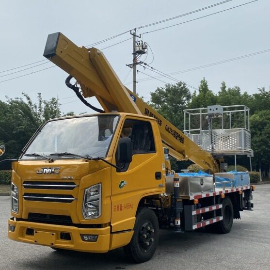 蓝牌高空作业车路灯车升降平台登高作业平台维修监控修剪树木