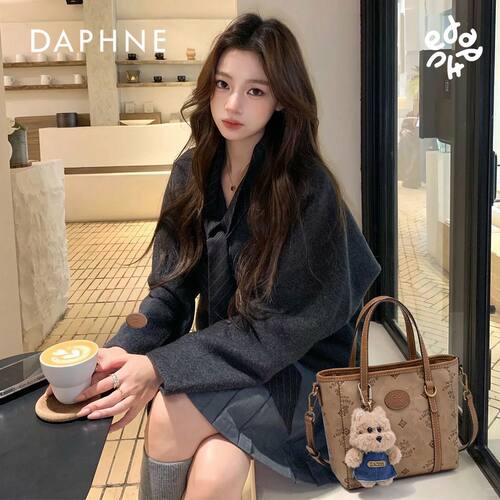 Daphne/达芙妮2026新款可爱斜挎包印花蝴蝶结小菜篮子复古手提包