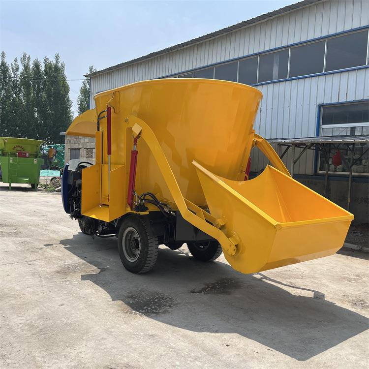 养GFM5牛大型撒料车柴油三立方投喂车2马力机投动轮撒草车三牛羊