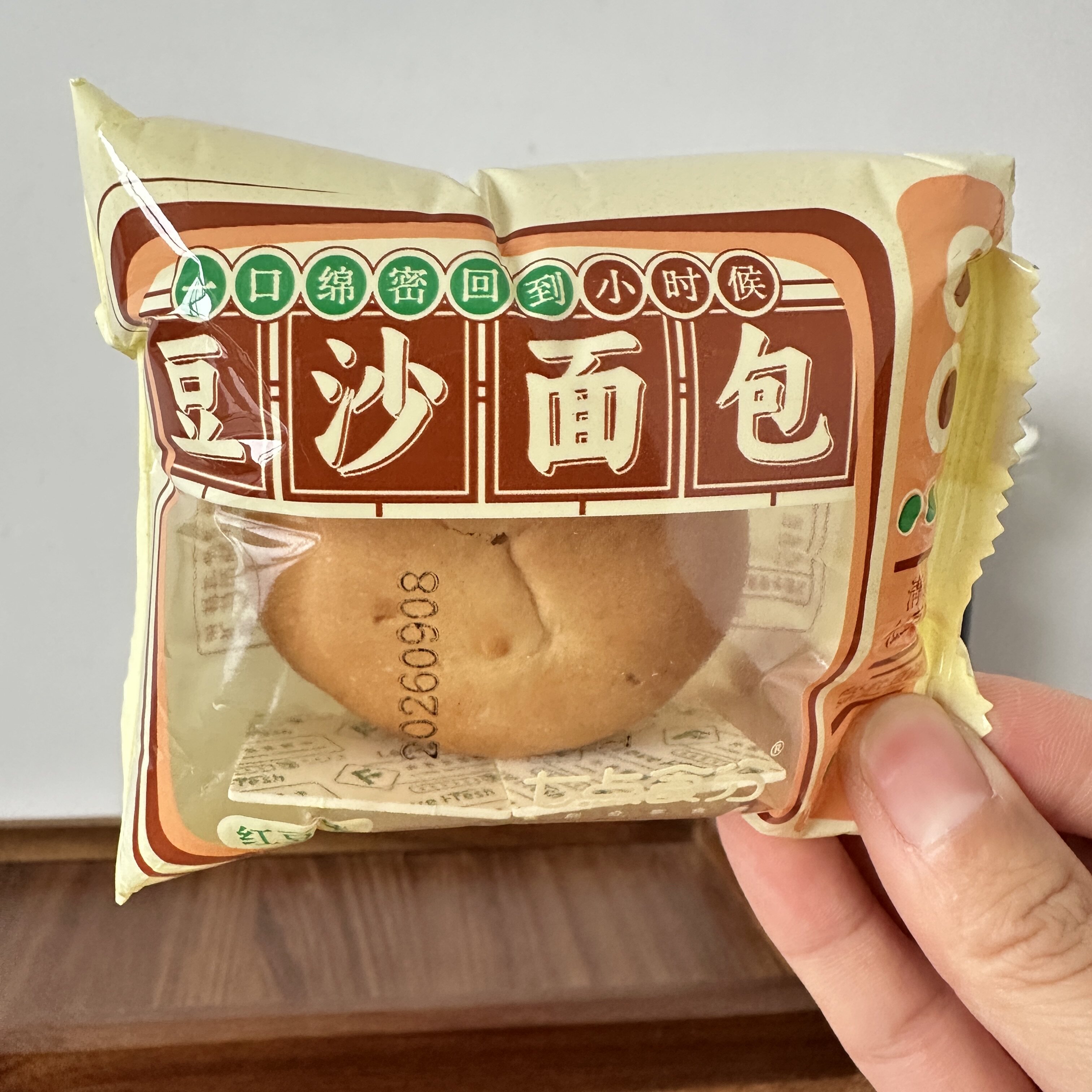 老式红豆沙夹心面包整箱