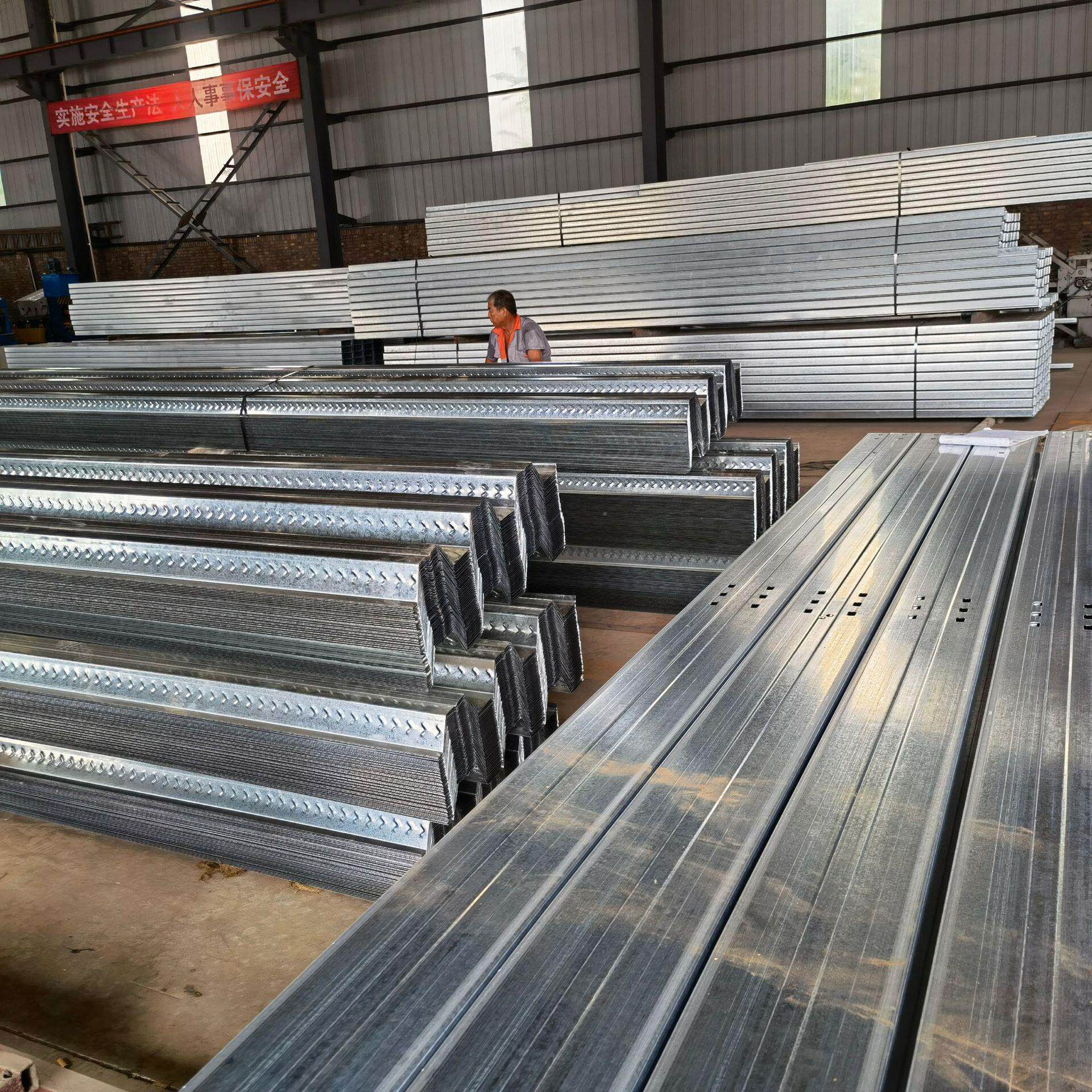 厂221家加工轻钢龙骨免费冲孔型钢结构镀檩屋面条z型钢热锌c钢