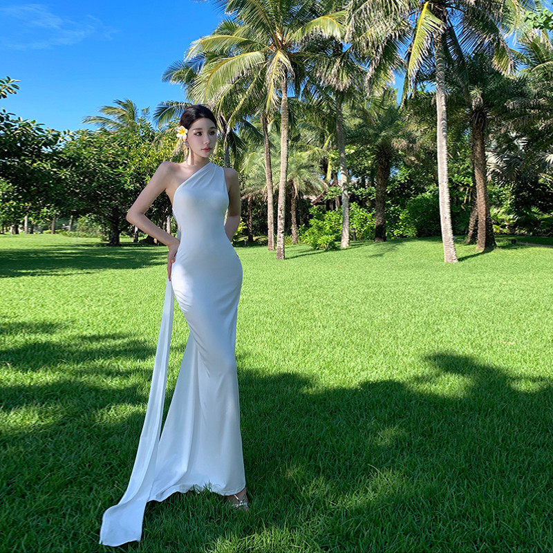 高货法式白色斜肩连衣裙长款礼服高级感气质露背海边度假绝美沙滩