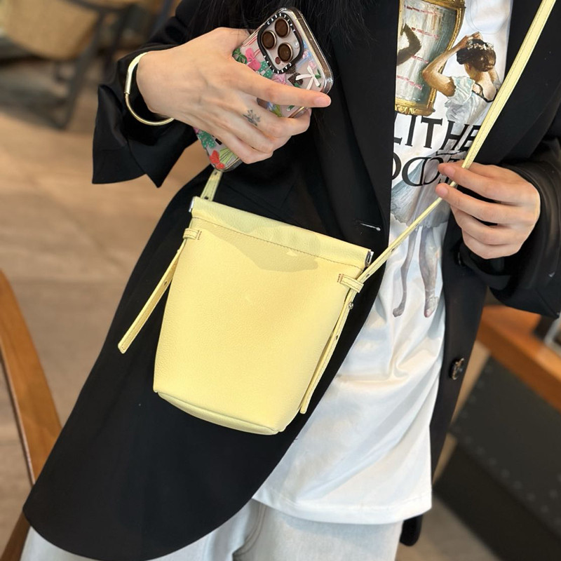 新品牛皮水桶女包逛街洋气单肩斜挎2025新款放手机包真皮迷你小包