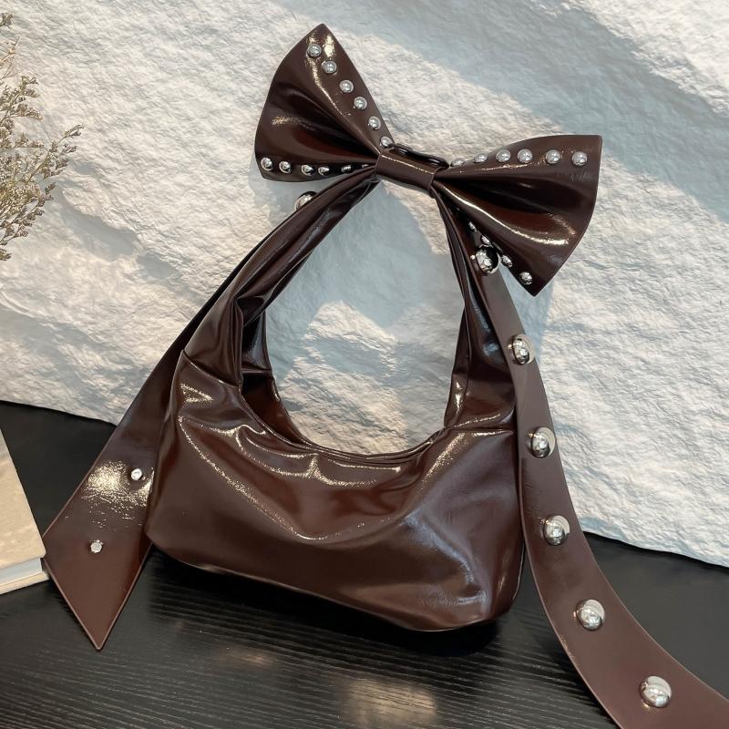 爆款！2025新款包包小众设计个性创意铆钉辣妹风红色腋下包蜡油皮