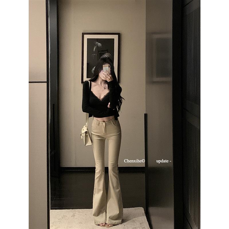 何晨曦老钱风卡其色中低腰微喇叭牛仔裤女2026新款修身显瘦长裤子