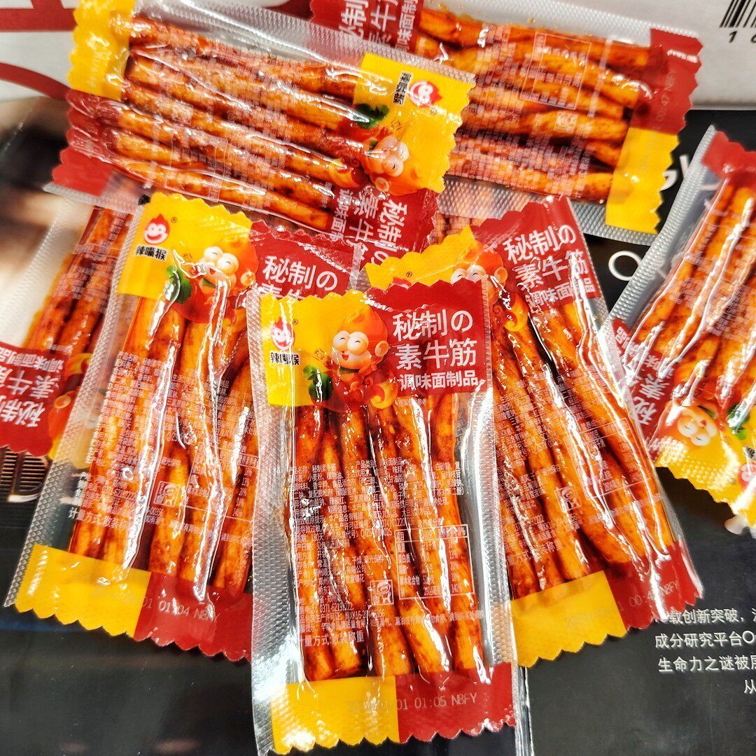 现货辣嘴猴素牛筋面筋卷辣条大辣片臭干子500g童年怀旧休闲小零食