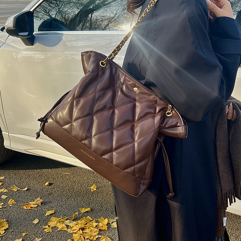 慵懒松弛感大容量包包女秋冬季休闲链条单肩包通勤托特水桶包,箱包皮具/热销女包/男包,水桶包,淘宝优惠券,粉丝福利购,淘宝优惠卷