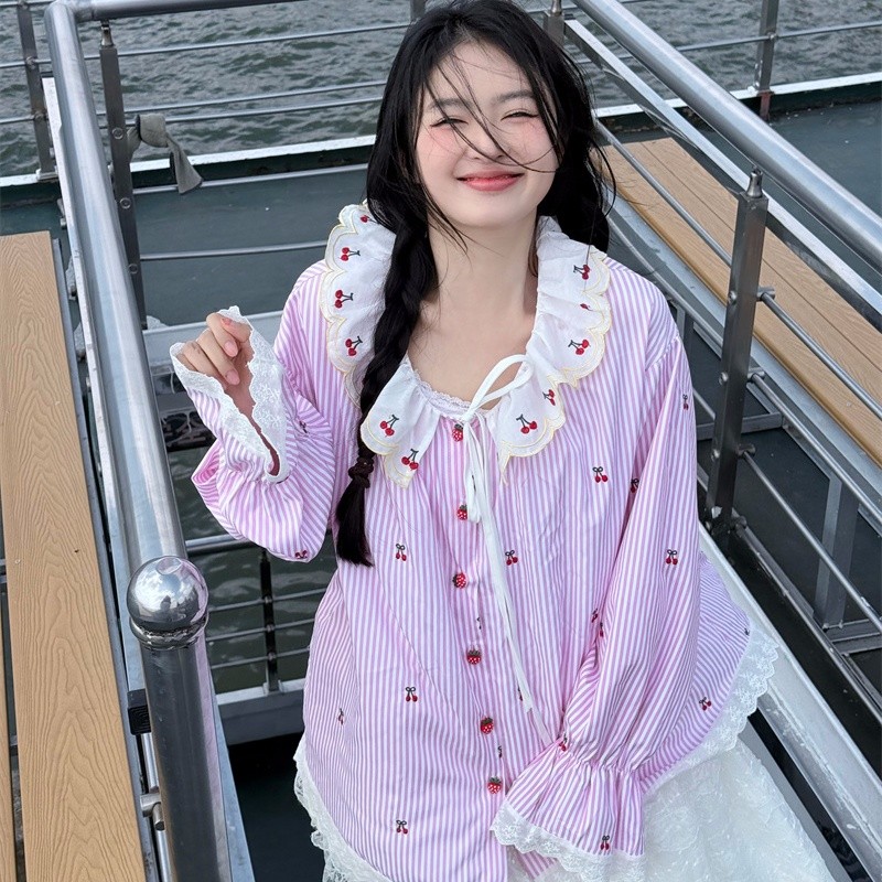 大码女装胖mm韩系甜美风樱桃刺绣条纹衬衫蕾丝花边宽松长袖衬衣女