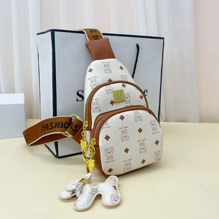 比尔熊小众设计女包包2023新款卡通可爱印花胸包休闲百搭斜挎小包