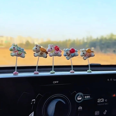 可爱生肖马新年摇头汽车摆件电动汽车内饰中控台电脑工位马年装饰