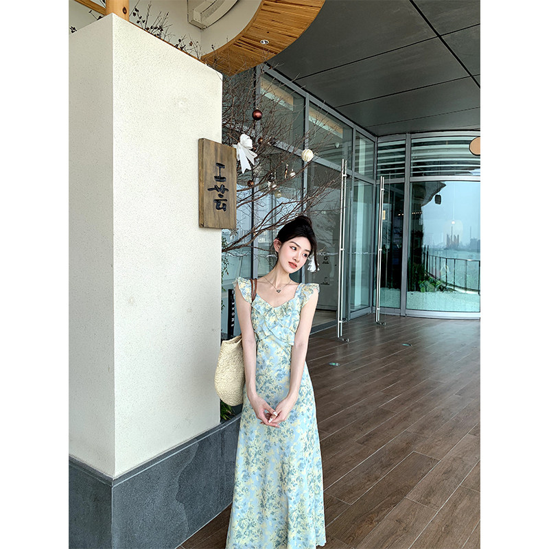 雨菲2025夏新款碎花v领飞飞边清冷大美人设计感显瘦斜裁连衣裙女