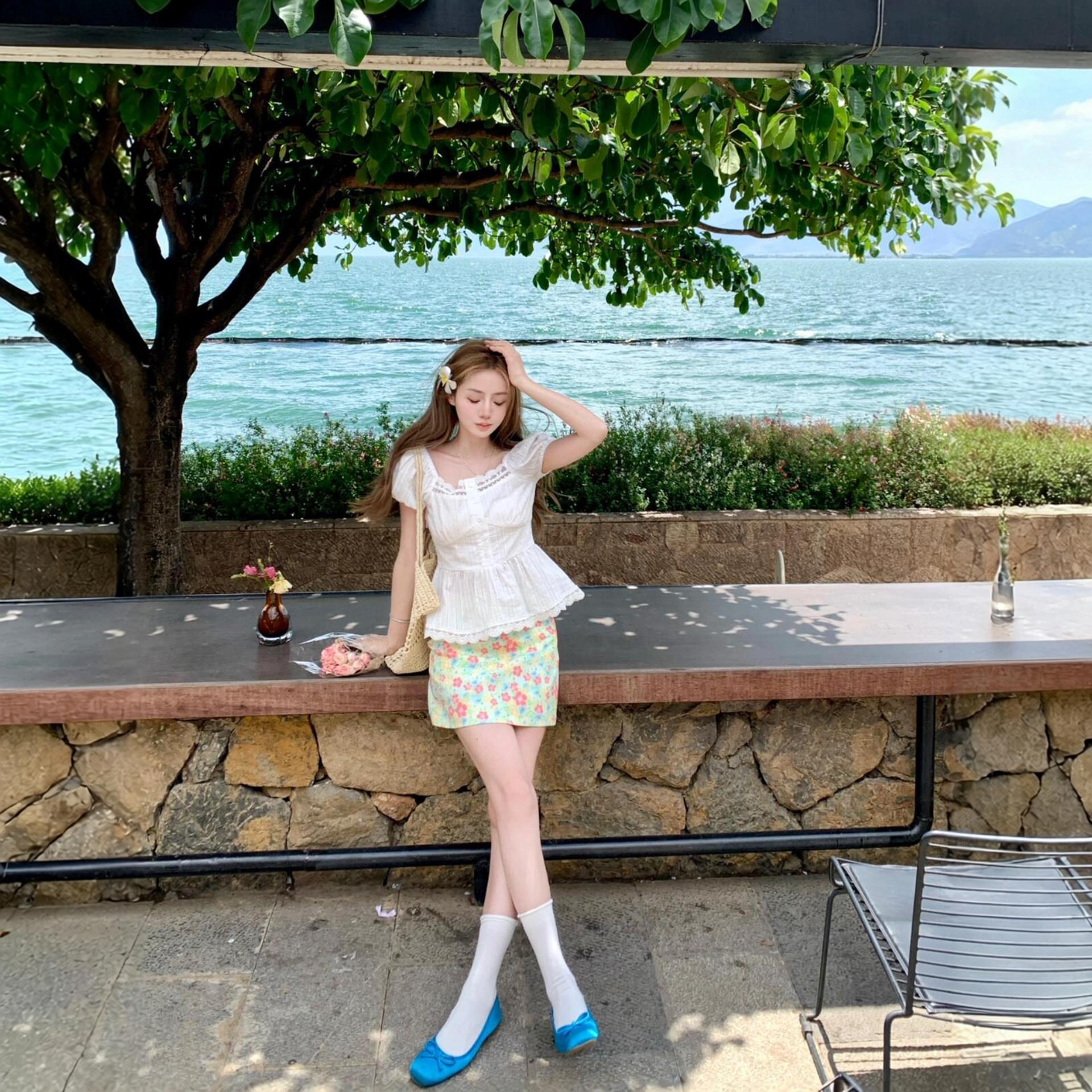碎花短裙油画半身裙女夏2025新款小个子a字包臀裙绝美多巴胺裙子