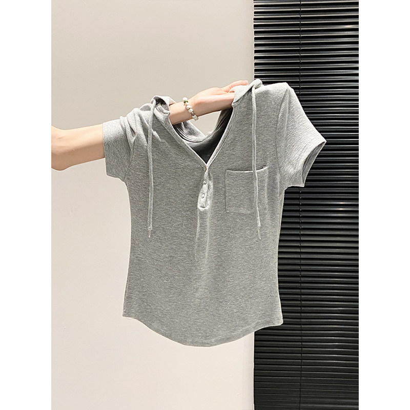 韩系休闲连帽短袖t恤女2026夏季新款v领纽扣口袋修身显瘦百搭上衣