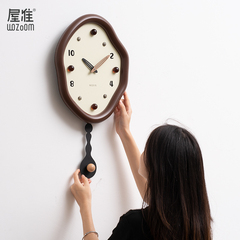 WOZOOM屋准免打孔2025新款中古风挂钟客厅家用高级感钟表轻奢挂墙