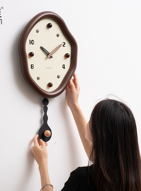 WOZOOM屋准免打孔2025新款中古风挂钟客厅家用高级感钟表轻奢挂墙