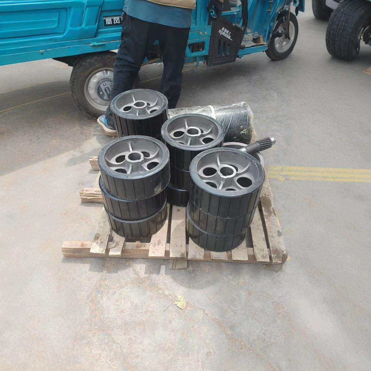 直售130型胶轮滚筒配件混泥土搅拌机摩擦轮橡胶轮滚筒胶轮