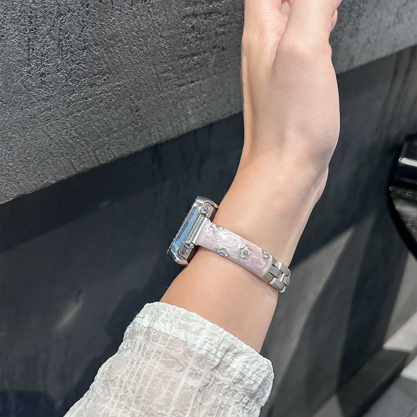 适用于苹果手表s11表带iWatchs9watchs10金属花朵鎏金替换腕带ins