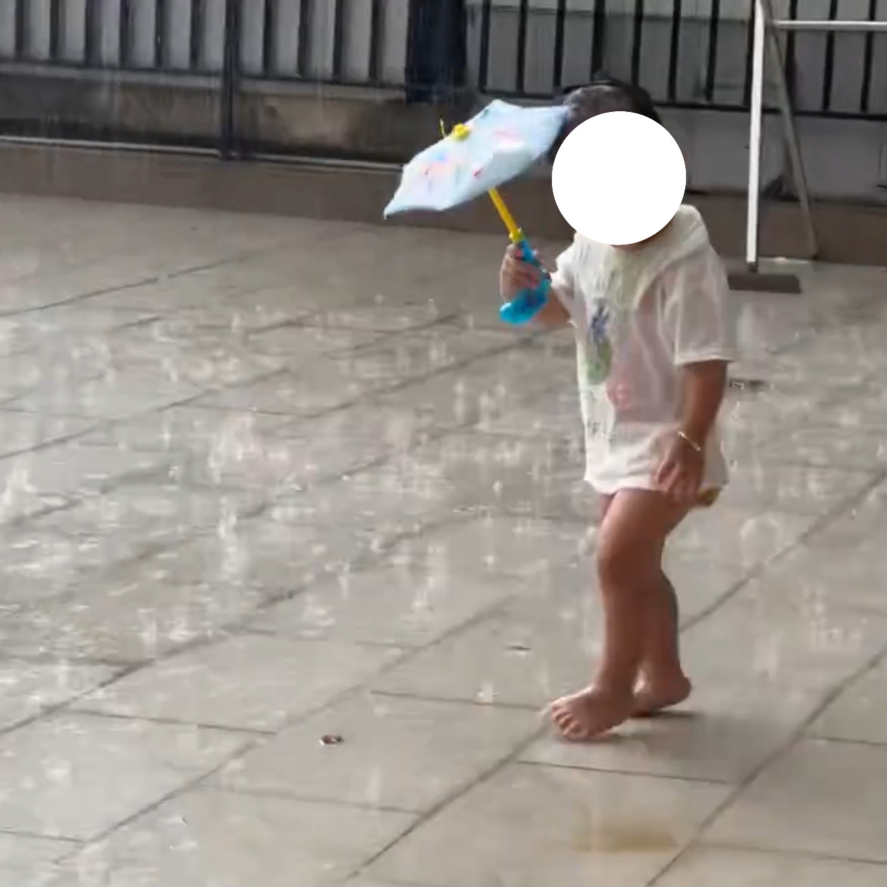 迷你小伞可爱沙滩玩水打水战男孩女孩卡通雨伞款玩具水枪夏日户外