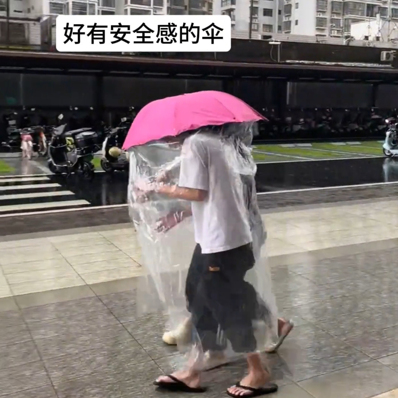 雨伞雨衣一体便携式多人雨伞全身防暴雨全包围雨伞雨伞懒人伞