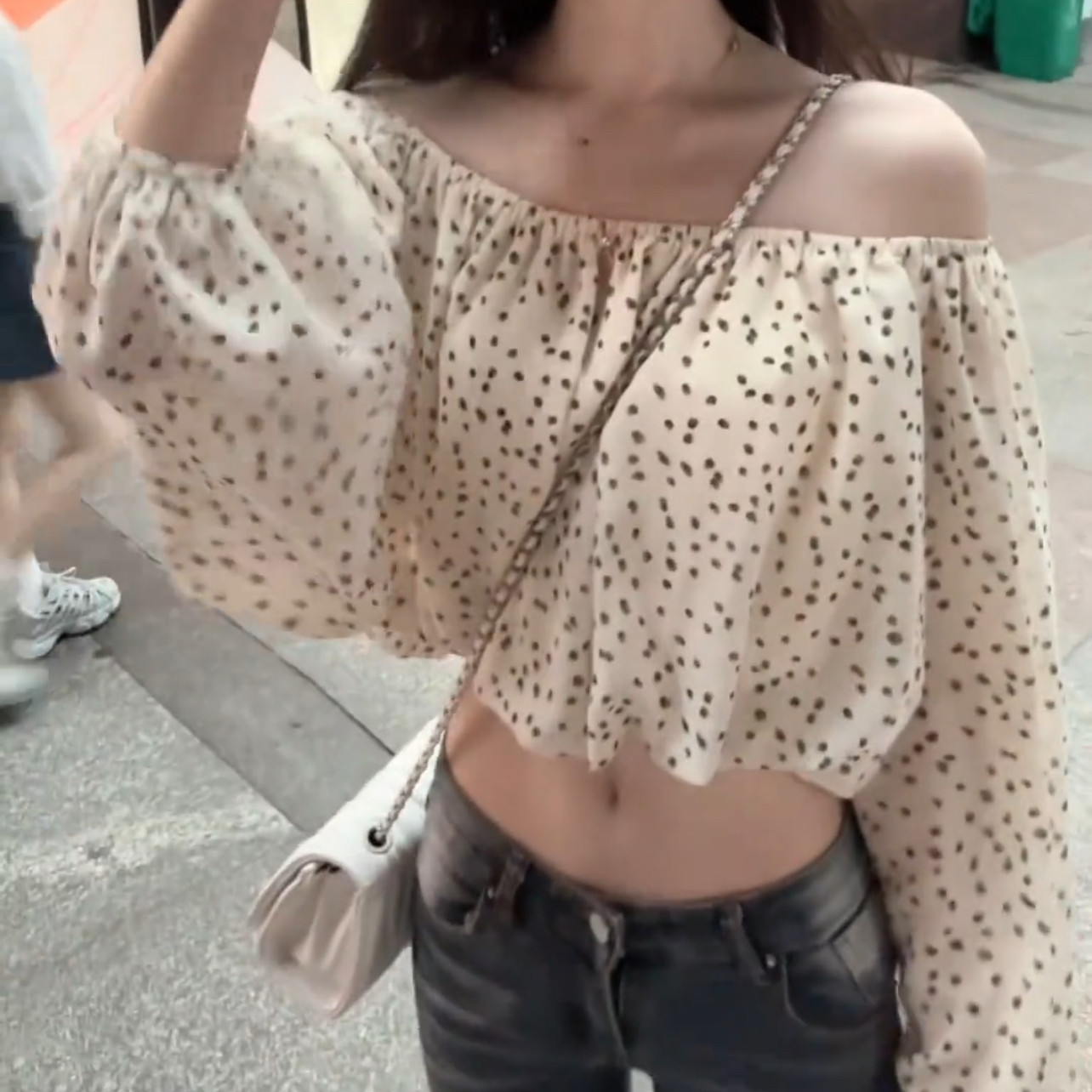 衬衫女2026早春季新款露脐装纯欲风上衣法式灯笼袖一字肩长袖波点