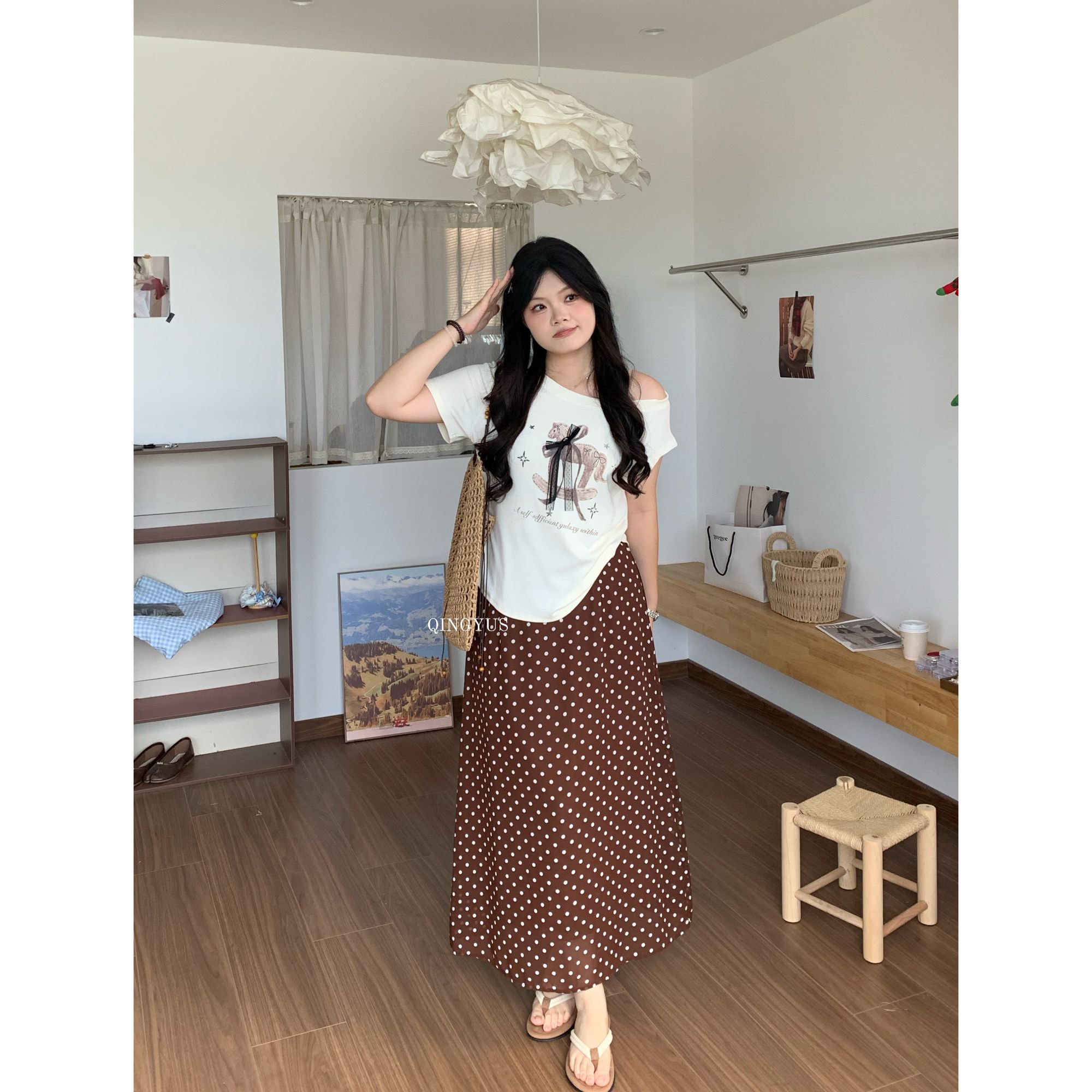 青屿衫-微胖夏季大码韩系甜美风木马印花斜肩弧形掐腰显瘦短袖T恤
