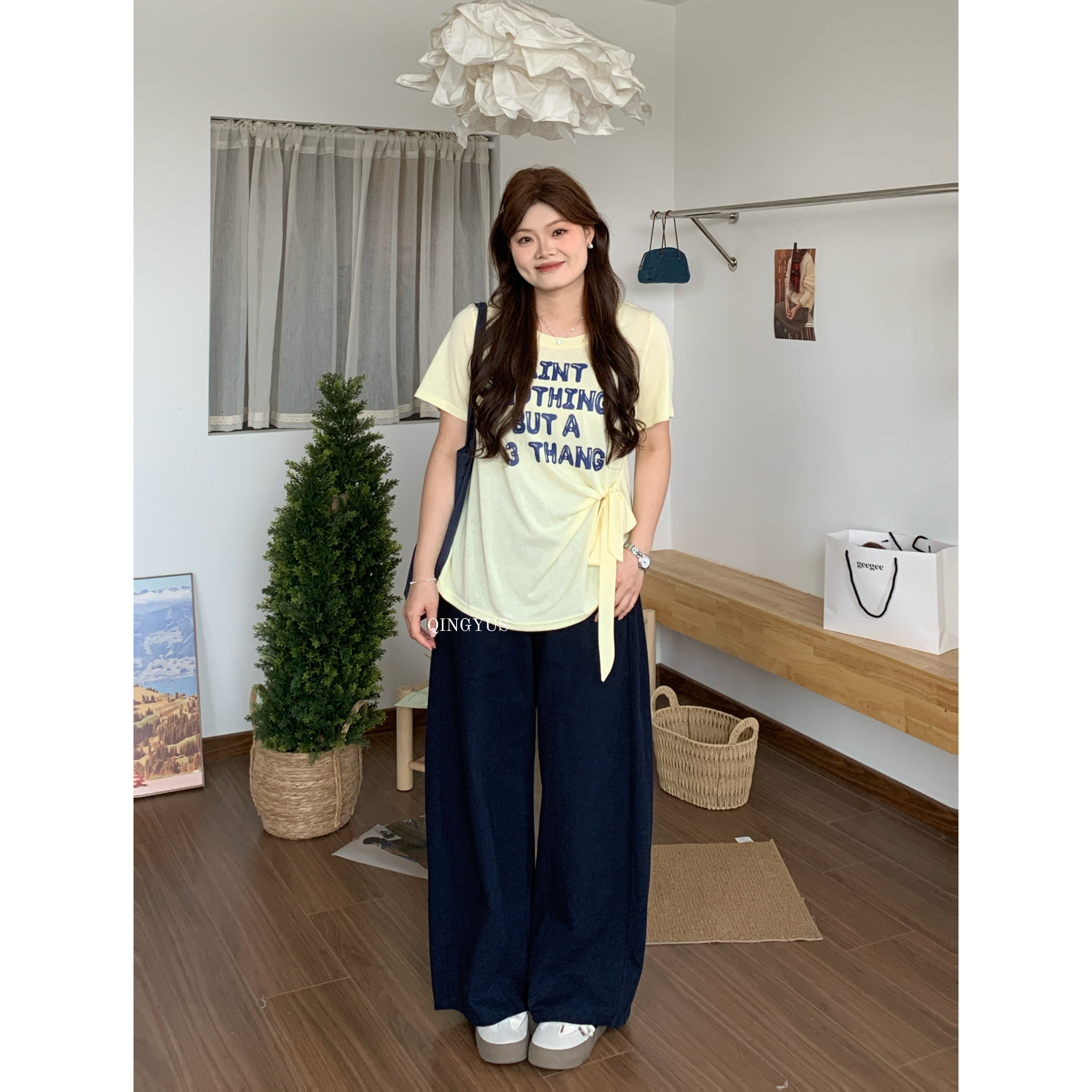 青屿衫-微胖夏季大码韩系设计感字母印花圆领绑带显瘦正肩短袖T恤