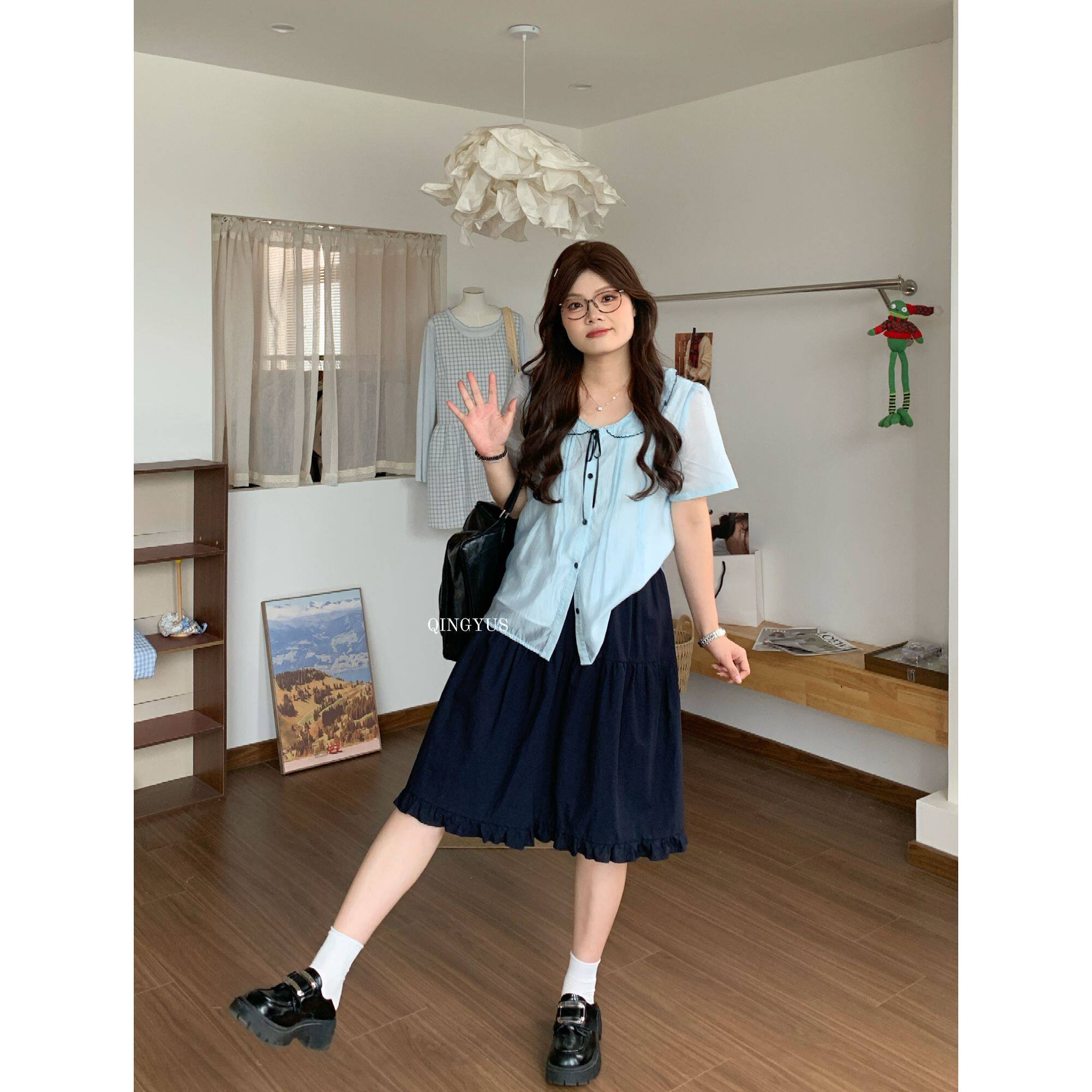 青屿衫-微胖夏季大码韩系甜美减龄娃娃领系带竖条纹正肩开衫衬衫