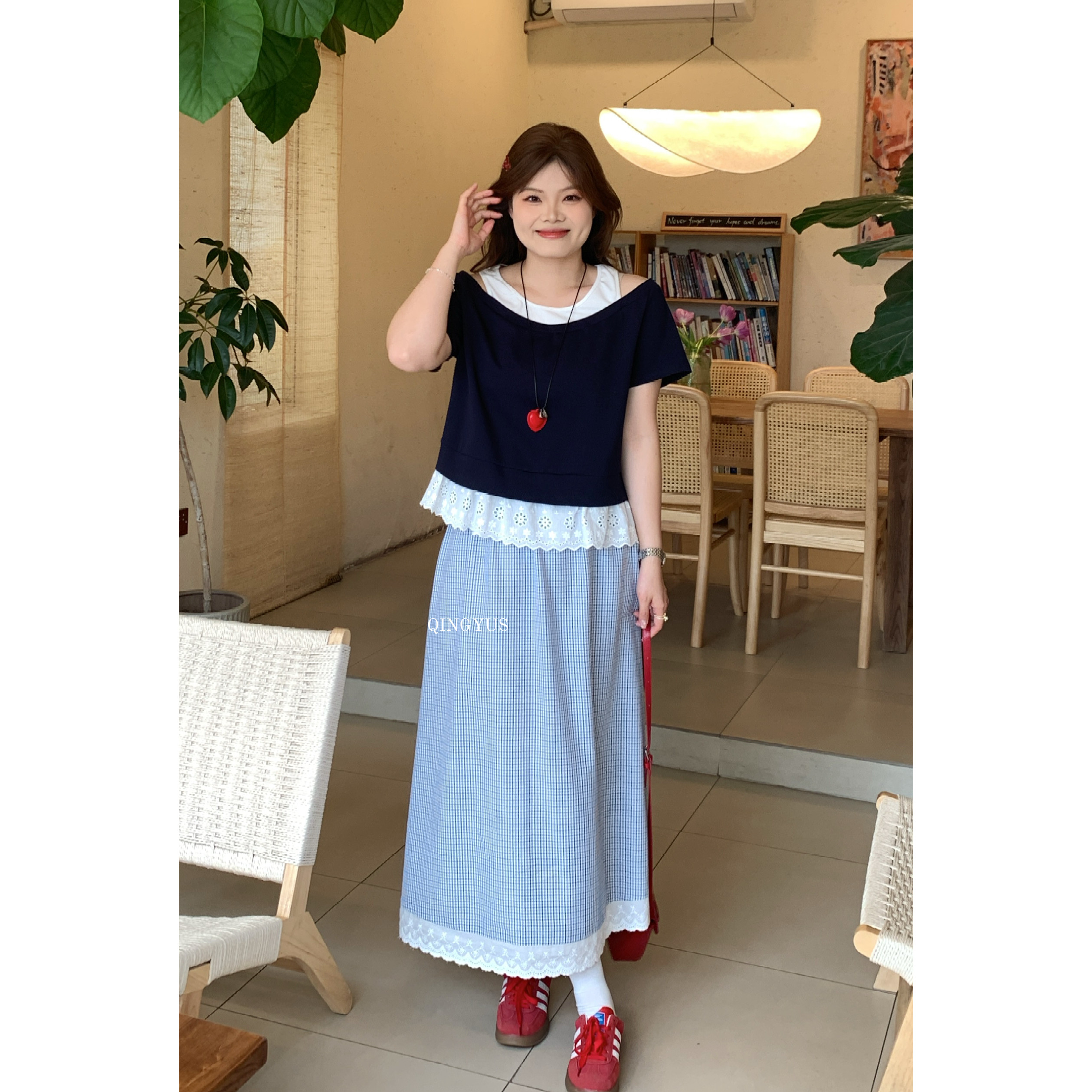 青屿衫-微胖夏季大码韩系设计感露肩假两件下摆蕾丝拼接短袖T恤女