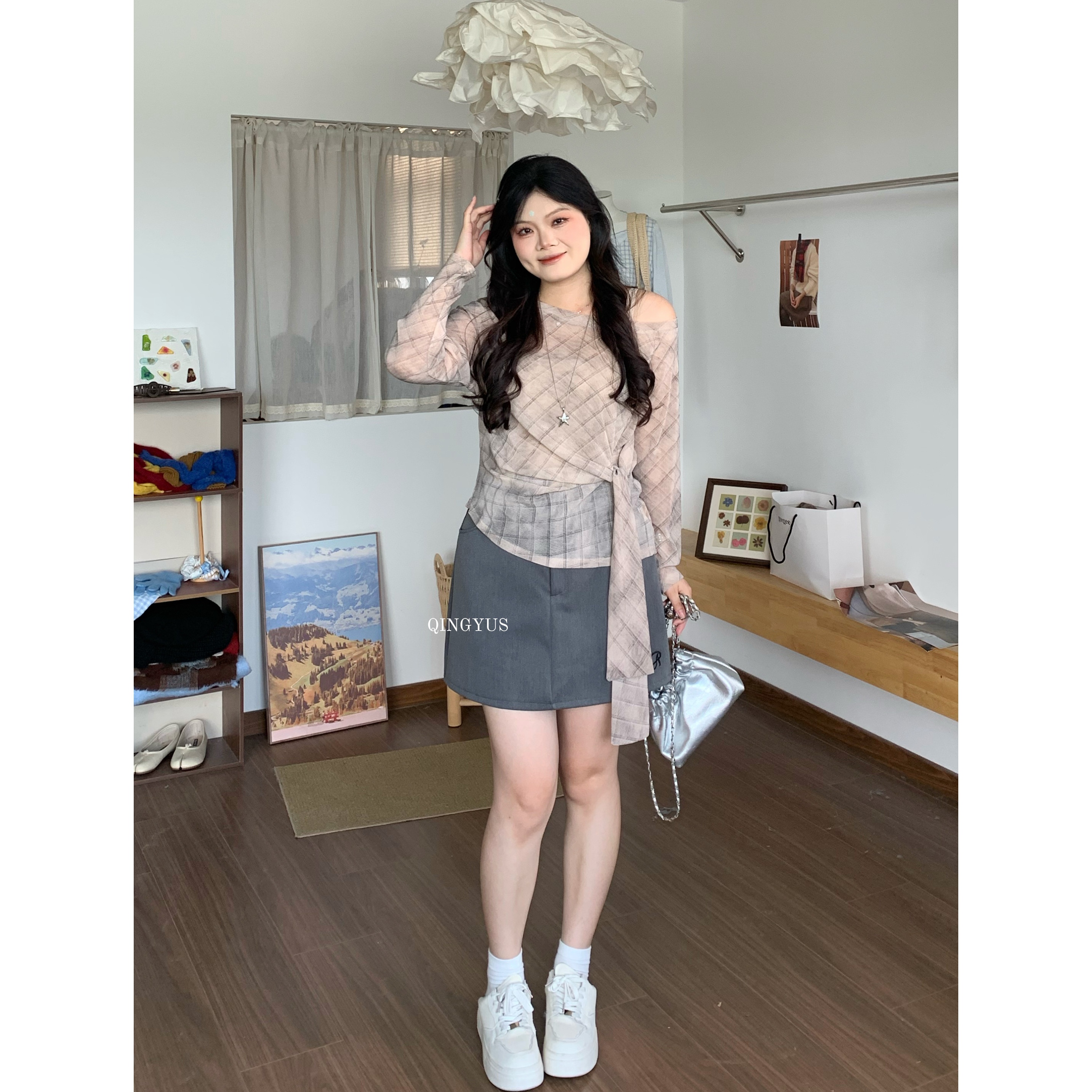 青屿衫-微胖大码早秋韩系气质设计感露肩格纹系带收腰显瘦长袖T恤