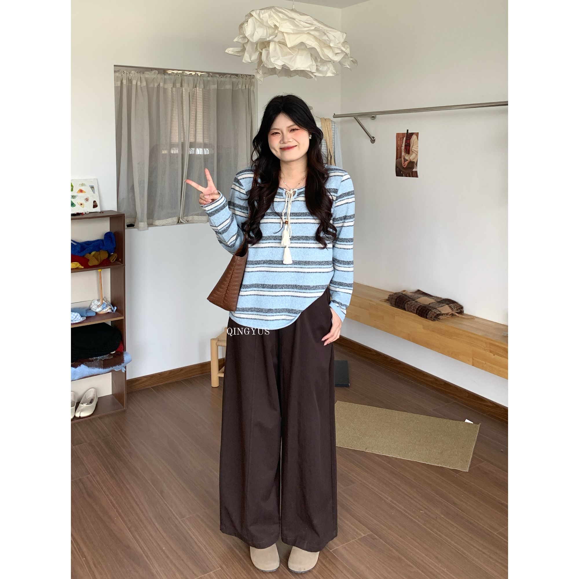 青屿衫-微胖秋季大码韩系气质减龄慵懒风宽松条纹系带正肩长袖T恤