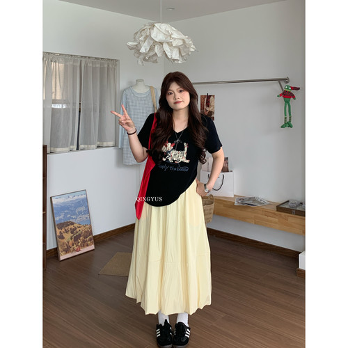 青屿衫-微胖夏季大码韩系设计感卡通小狗印花V领收腰显瘦正肩T恤