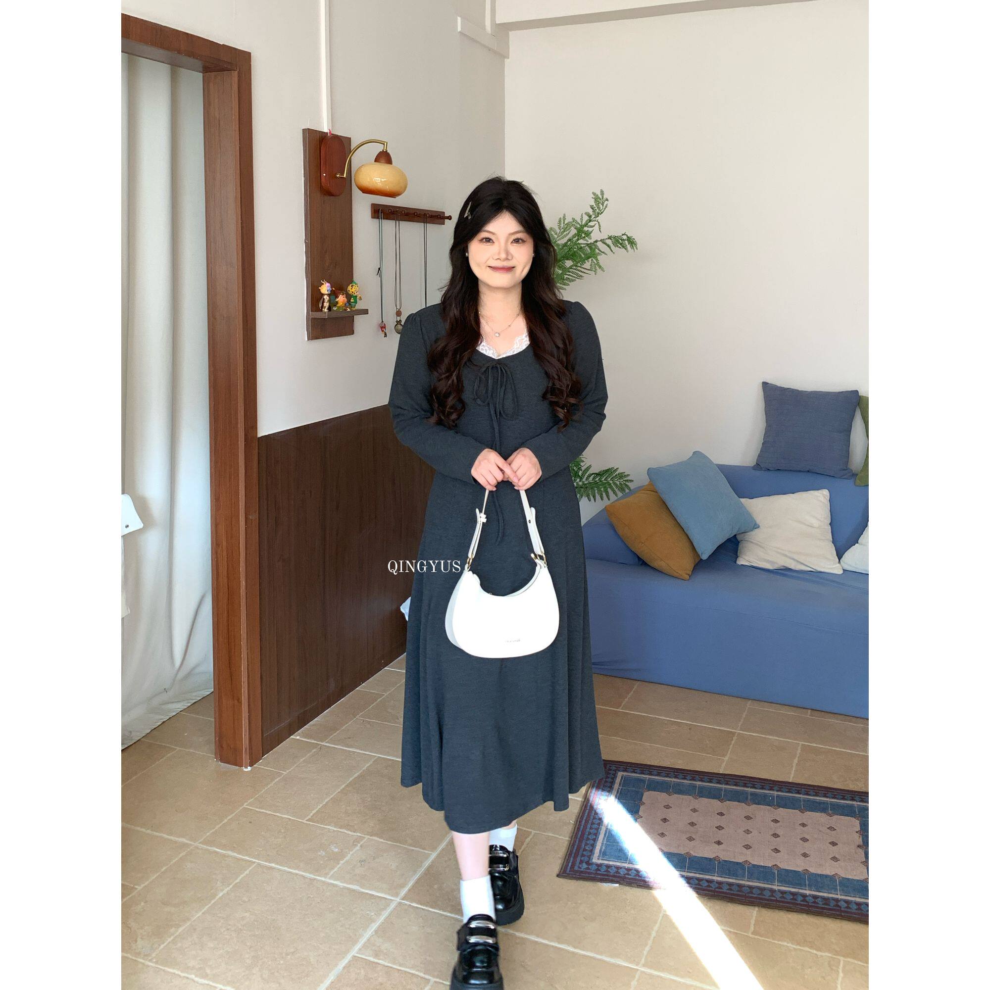 青屿衫-微胖大码秋冬季法式气质V领蕾丝拼接收腰打底中长款连衣裙