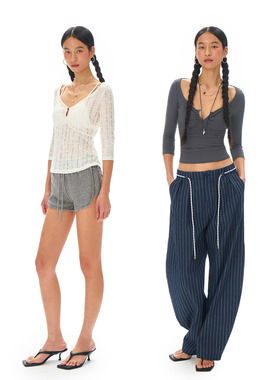 call it a day 深灰色/白色大U领修身长袖T恤水滴镂空设计短上衣