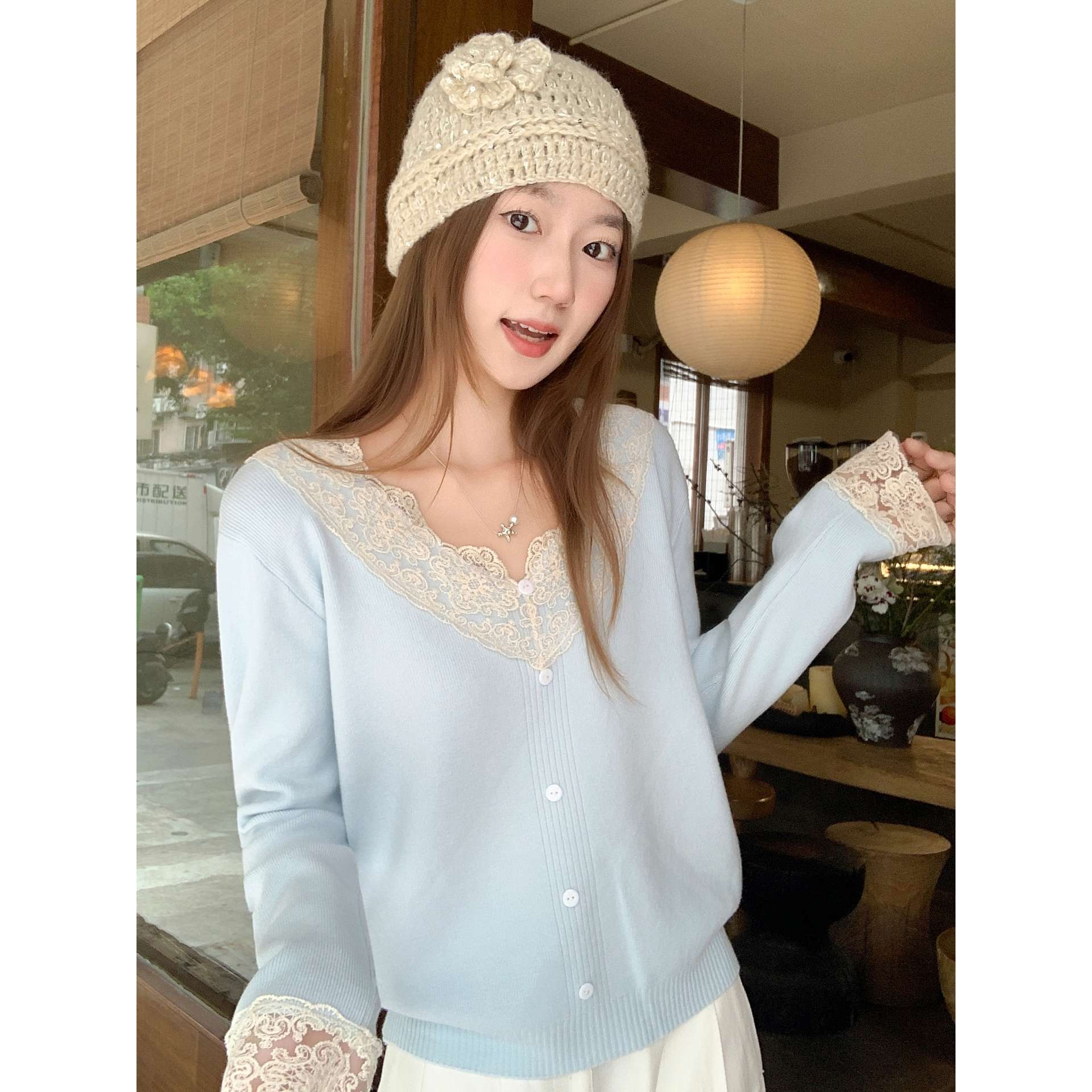 清纯别致V领软糯打底上衣女秋冬韩系chic蕾丝拼接毛衣内搭针织衫
