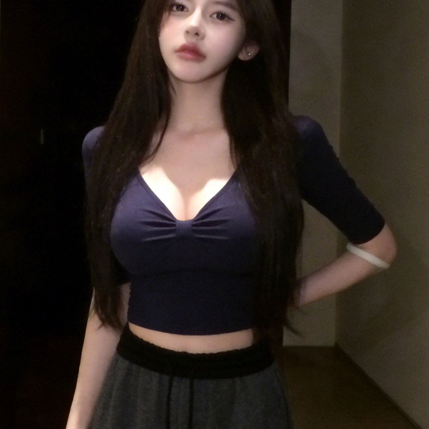 御姐轻熟绝美深v低胸短袖