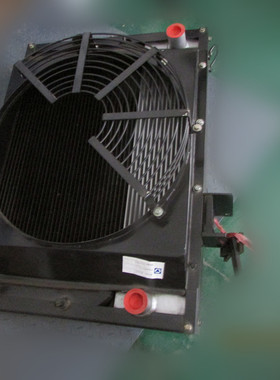 供应徐工伸缩臂叉装车配件404200099 XT670.1.2.1散热器