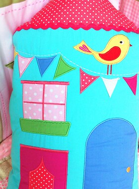 热卖创意全棉沙发靠垫红色爱抱枕 儿童午睡靠背方形靠枕小屋