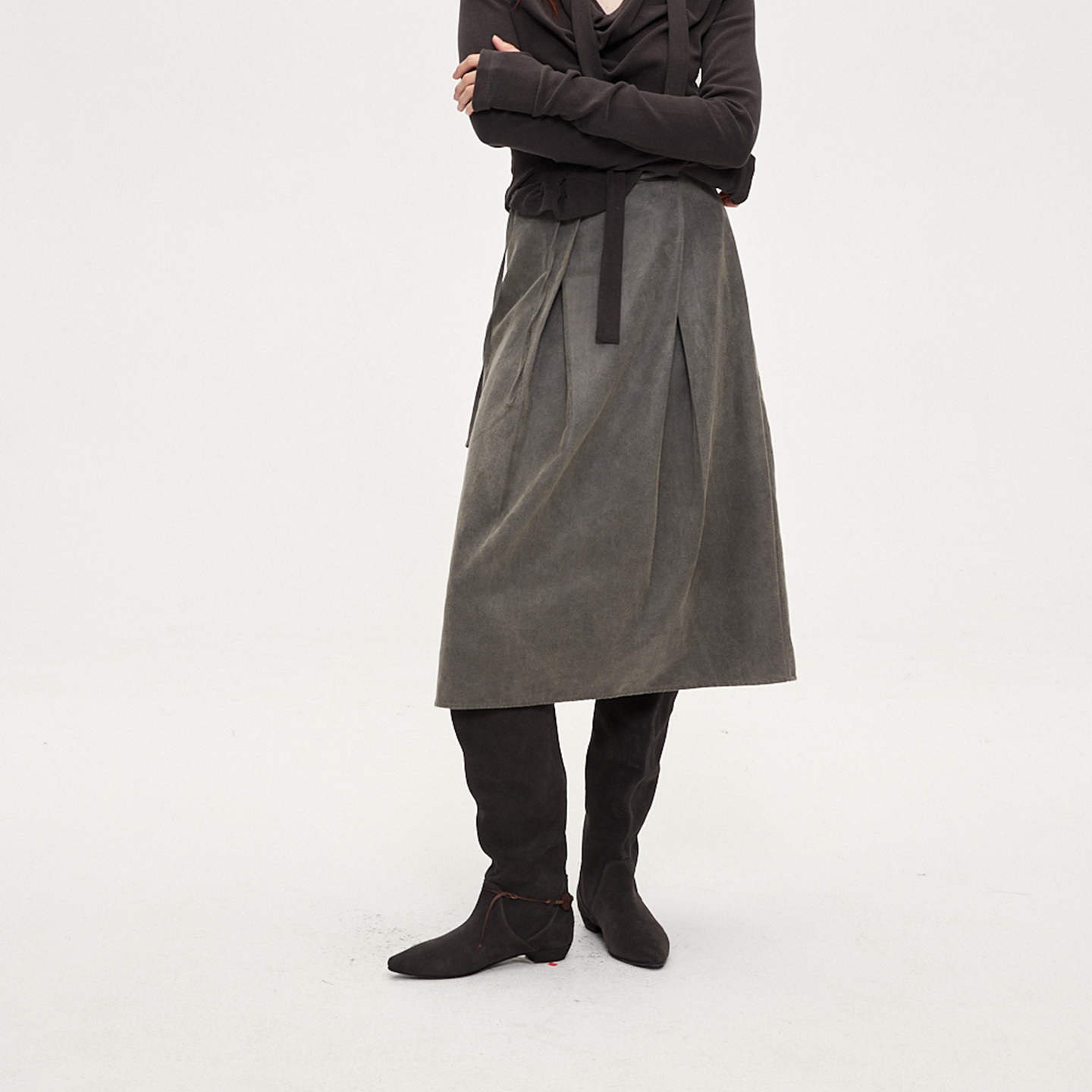 ACOSEY 25FW 原创设计复古雾面洗水灰麂皮不规则压褶设计A字半裙