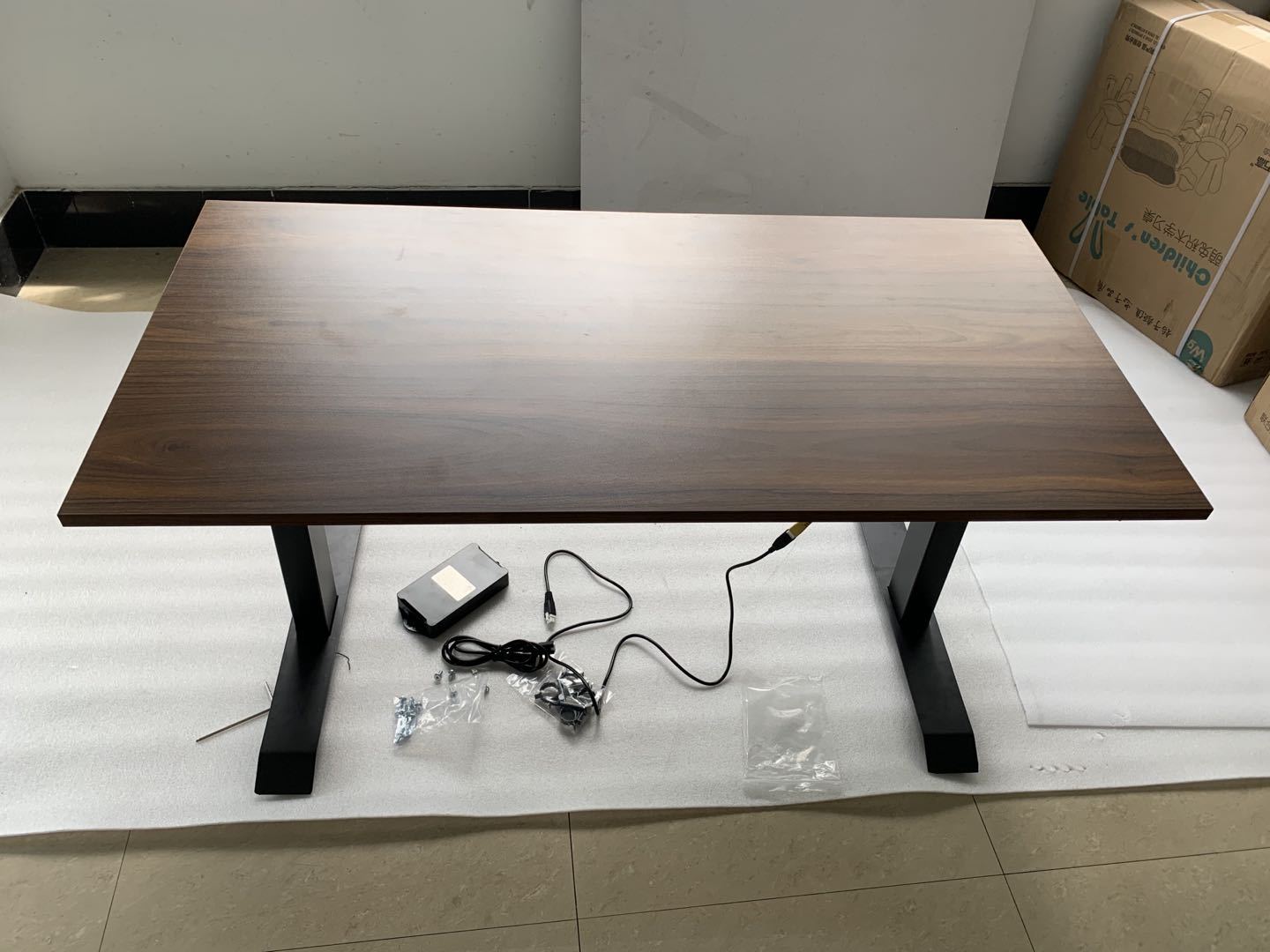 电动升降坐站两用电脑桌
