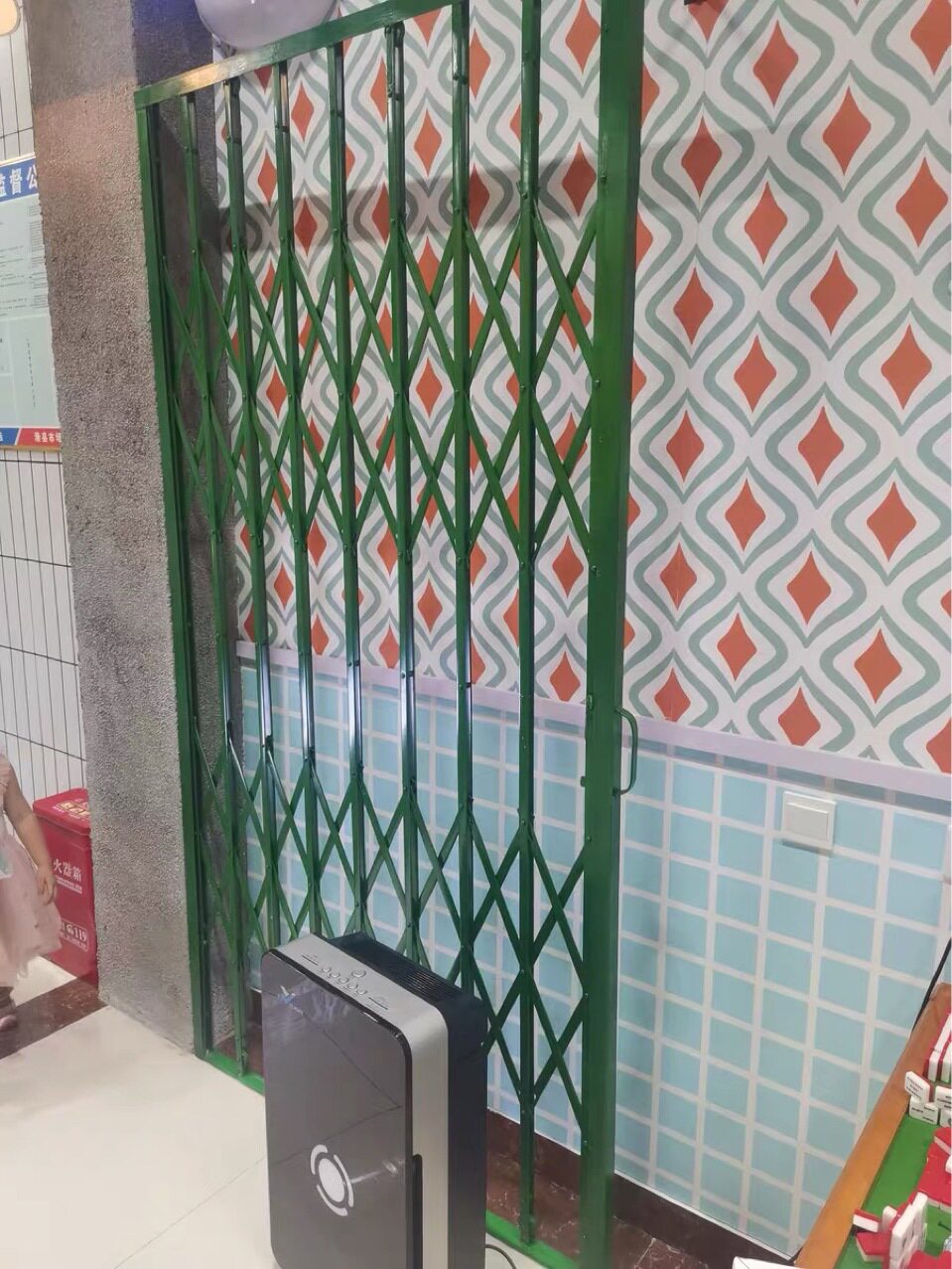 户外铁艺实心扁铁拉闸门复古折叠门防盗门餐厅装饰风格白色装饰