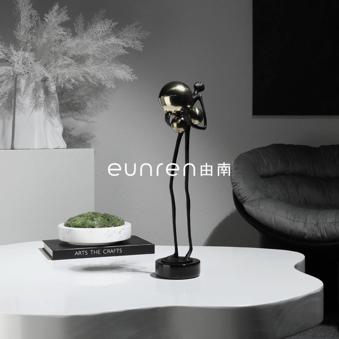 现代轻奢金属人物创意艺术工艺品摆件样板房间家居玄关柜软装饰品