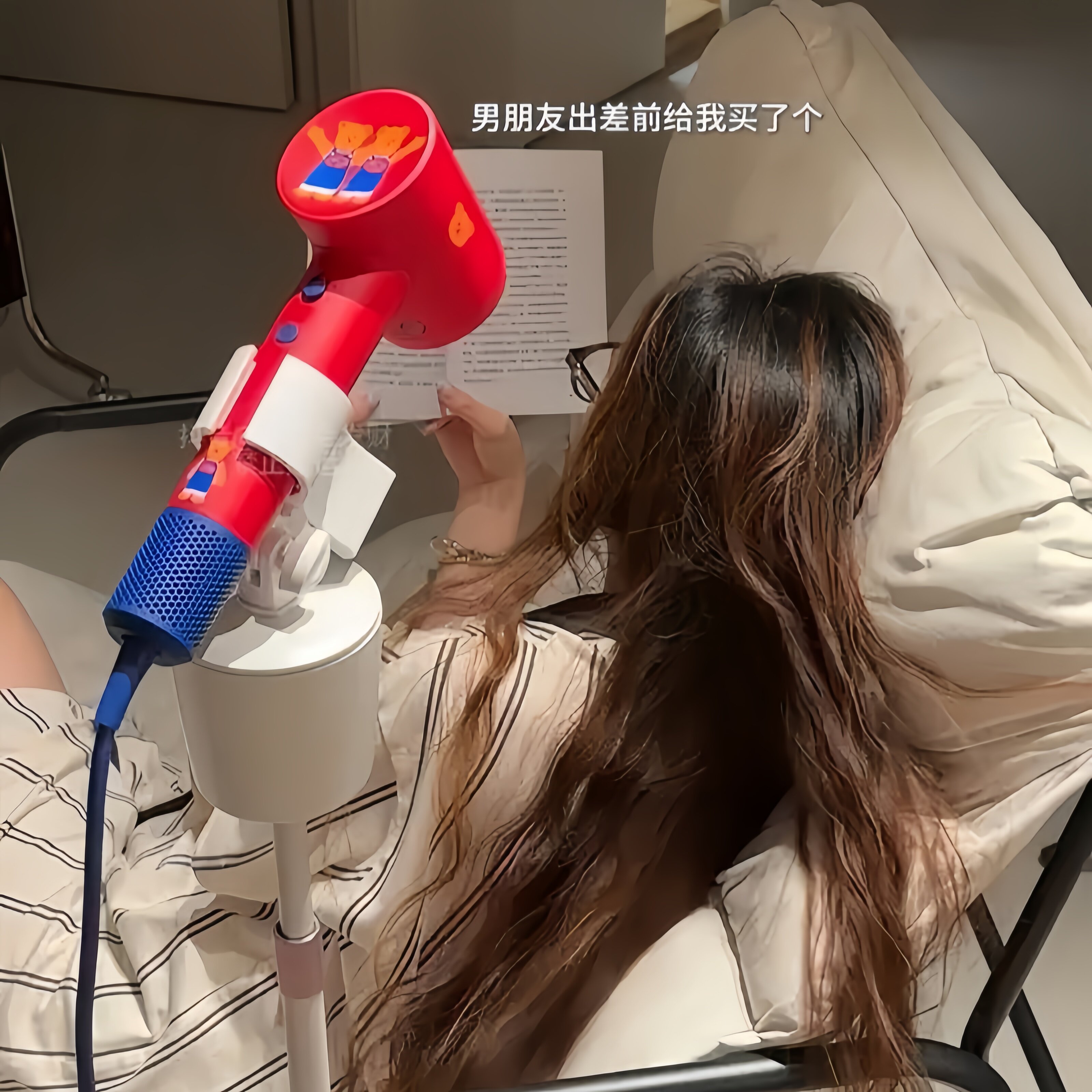 白色电动旋转遥控升降立式吹风机图片