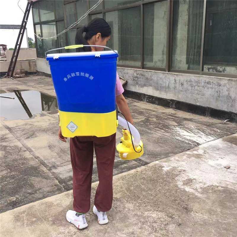 单兵融雪抛撒器电动颗粒化冰盐喷洒机农用电动撒肥器多功能抛洒器