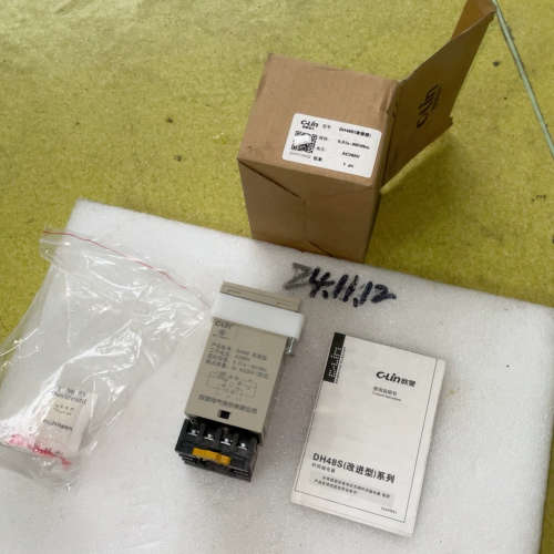 议价全新欣灵数显时间继电器：DH48S （改进型）一个，工作电压
