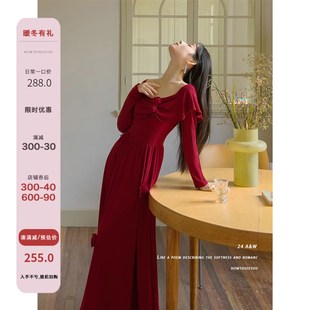 何衣见友《花序》秋冬红色斜肩针织连衣裙节日浪漫氛围玫瑰花长袖