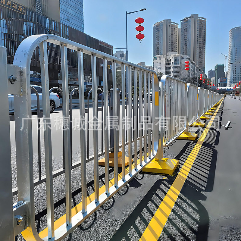 深圳人行道路市政护栏加工深标栏杆交通防护马路分流防撞工厂批发